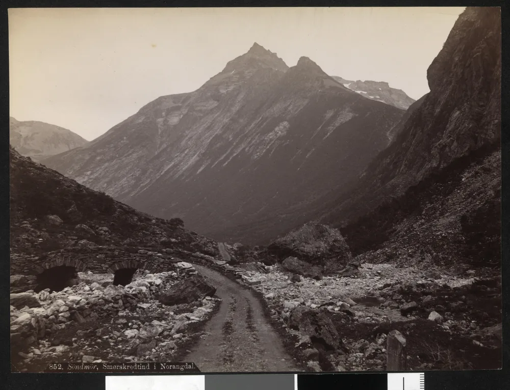 File:852. Søndmør, Smørskredtind i Norangdal - no-nb digifoto 20151113 00223 bldsa AL0852.jpg